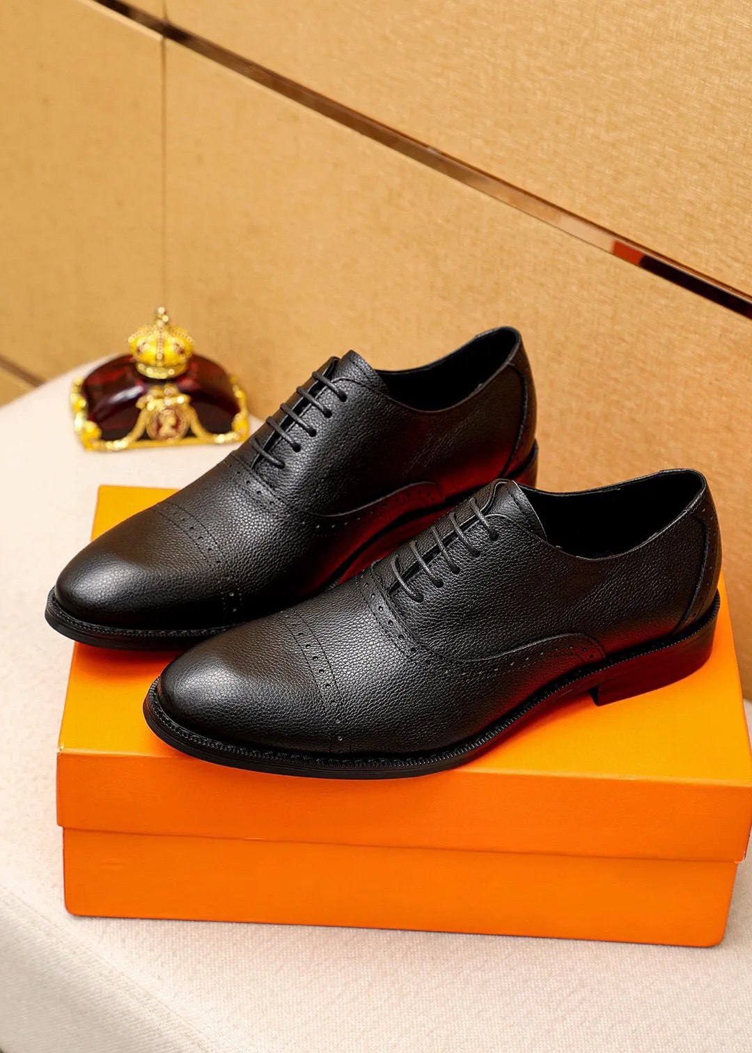 Men's shoes 💰460 💐 Product trademark: HERMES "Hermès" business leather shoes Regular size: 38-44 (45🉑️customized) Product materials: Selected imported first-layer pebbled calfskin upper, imported water-dyed 🐂 cowhide lining. Strong three-dimensional visual effect, non-slip and wear-resistant combination outsole Color: 2⃣️colors available